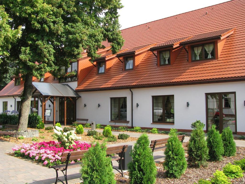 Hotel Folwark ซเกียร์ซ ภายนอก รูปภาพ